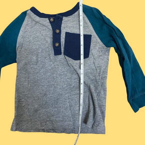 💙 Carter’s Henley Long Sleeve Raglan Tee – Size 18M - Picture 3 of 7